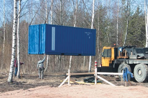 Työmaalla tulee olla jokin lukittava varasto, esimerkiksi työmaakontti. Rakennustarvikkeet kannattaa hankkia siten, että niitä ei tarvitse varastoida pitkiä aikoja työmaalla.