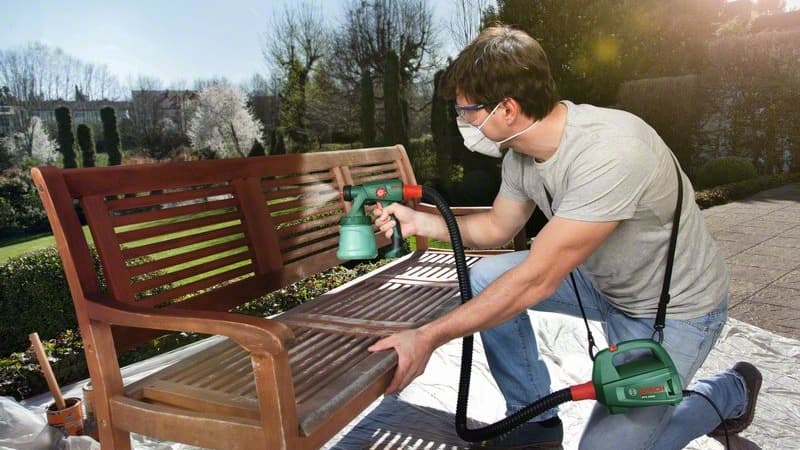 <p data-block-key="ae5gv">Bosch-maalausjärjestelmillä on helppo levittää tasaisesti lakkaa ja lasyyreja.</p>