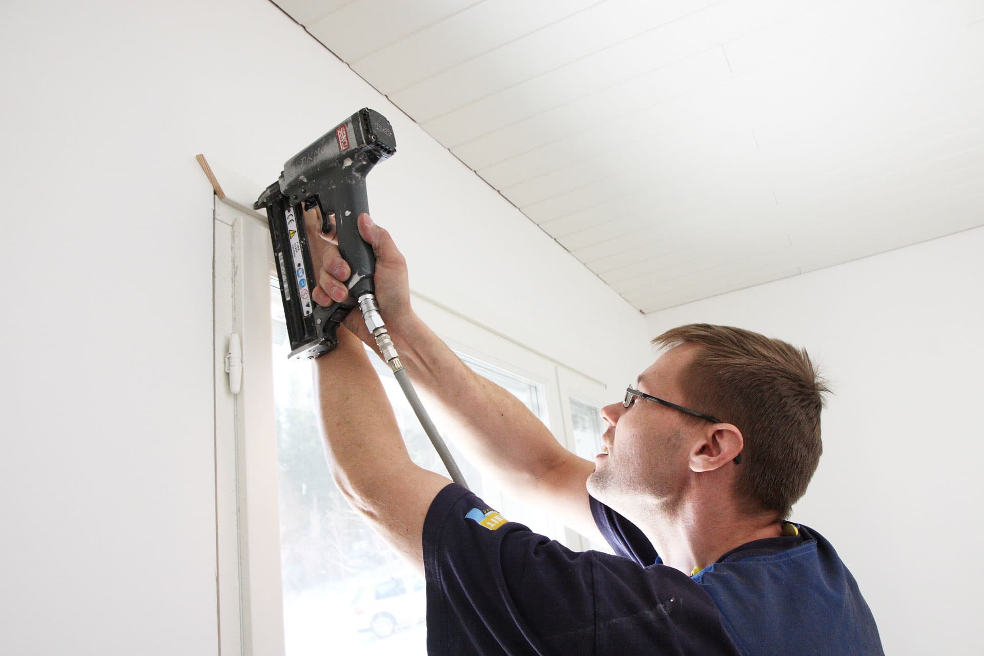 <p data-block-key="4y2zj">Lista naulataan ikkunakarmiin viimeistelynaulaimella (kuvassa) tai käsin naulaamalla.</p>