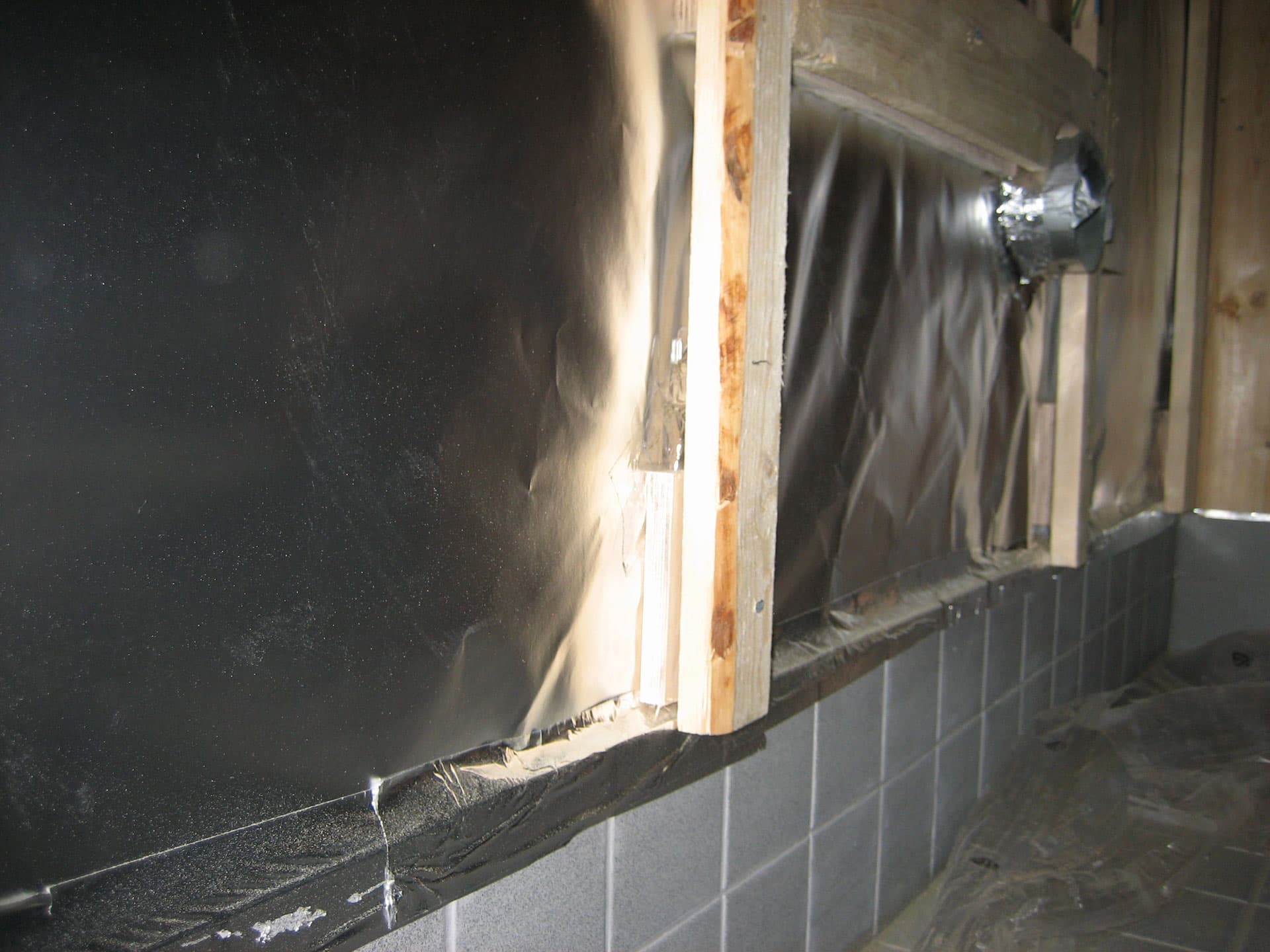 <p data-block-key="4kexx">Alumiiniteippi on tiiviisti sokkelilaatoituksen päällä.</p>