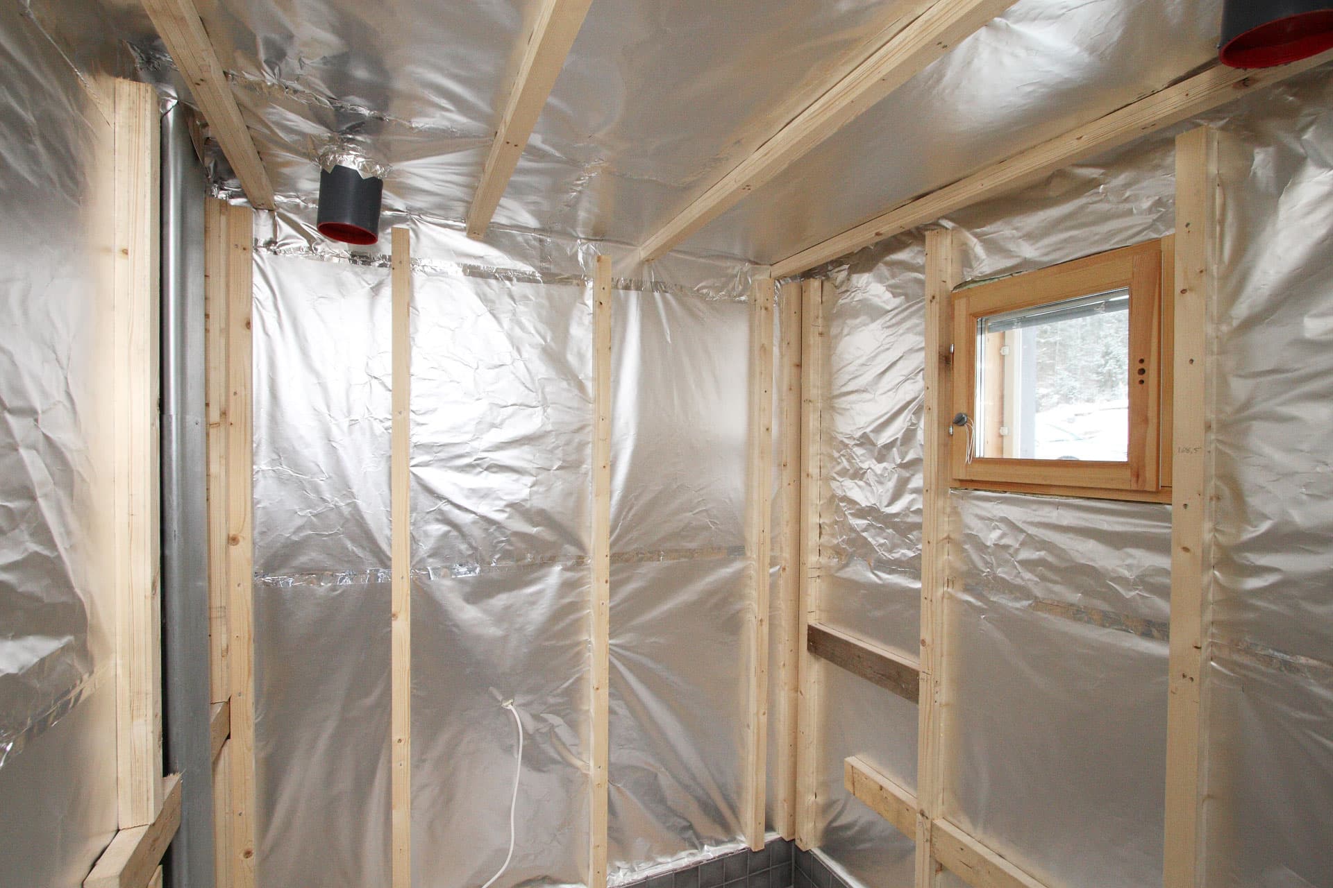 <p data-block-key="0ahc1">Kuvassa valmis koolaus. Huomaa lauteille ja muille ripustuksille tehtävät kiinnitystuet.</p>