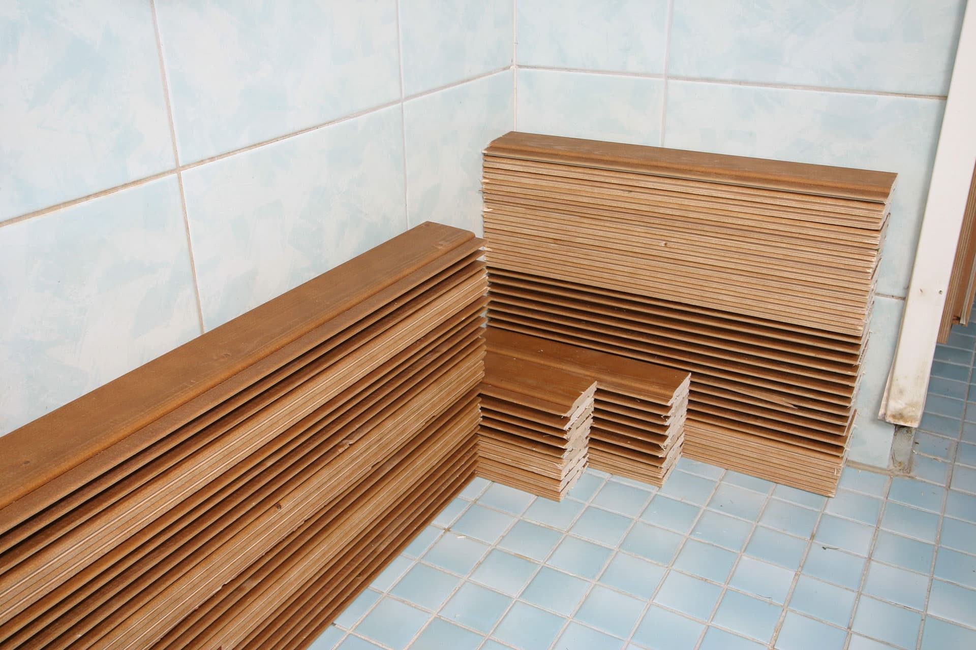 valmiiksi katkaistuja saunapaneeleita