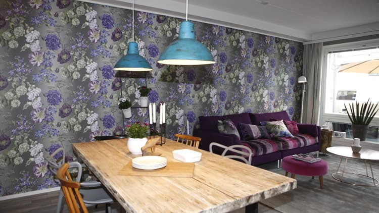 <p data-block-key="o0skq">Näyttävä kukkatapetti yhdistää olohuoneen ja keittiön.</p>