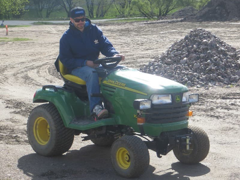 <p data-block-key="tqg6h">Parasta Johnyn mielestä opinnoissa on luonnossa työskentely ja se, että hän on saanut elämään arjen rutiinit.</p>