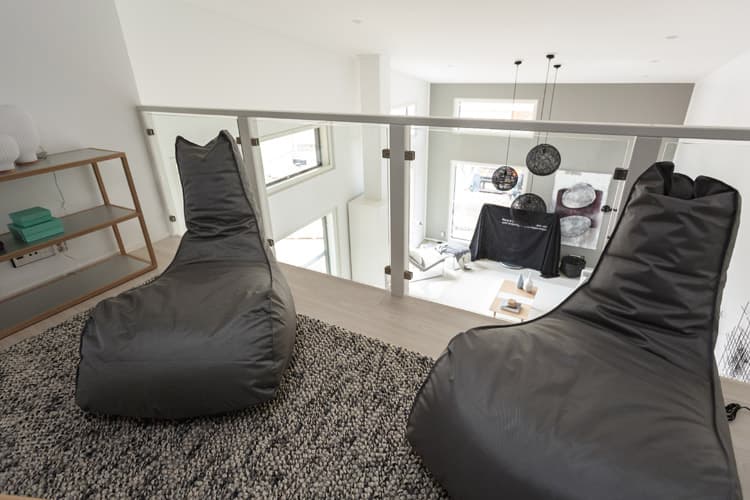 <p data-block-key="c9ytd">Keittiön yläpuolelle sijoitetulle parvelle on tehty lukunurkkaus.</p>