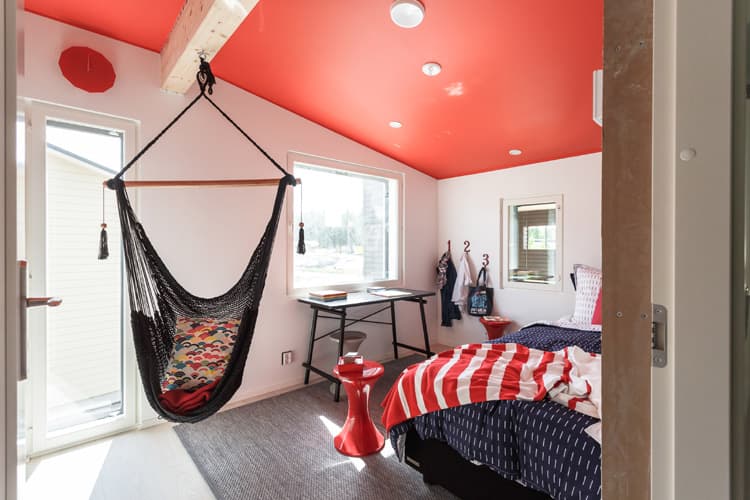 <p data-block-key="n2pck">Tässä kodissa ei ole pelätty käyttää väriä rohkeasti katossa.</p>