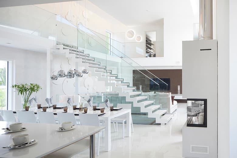 Koti, jossa on pukeutumishuone, kuntosali ja ulkoporeallas