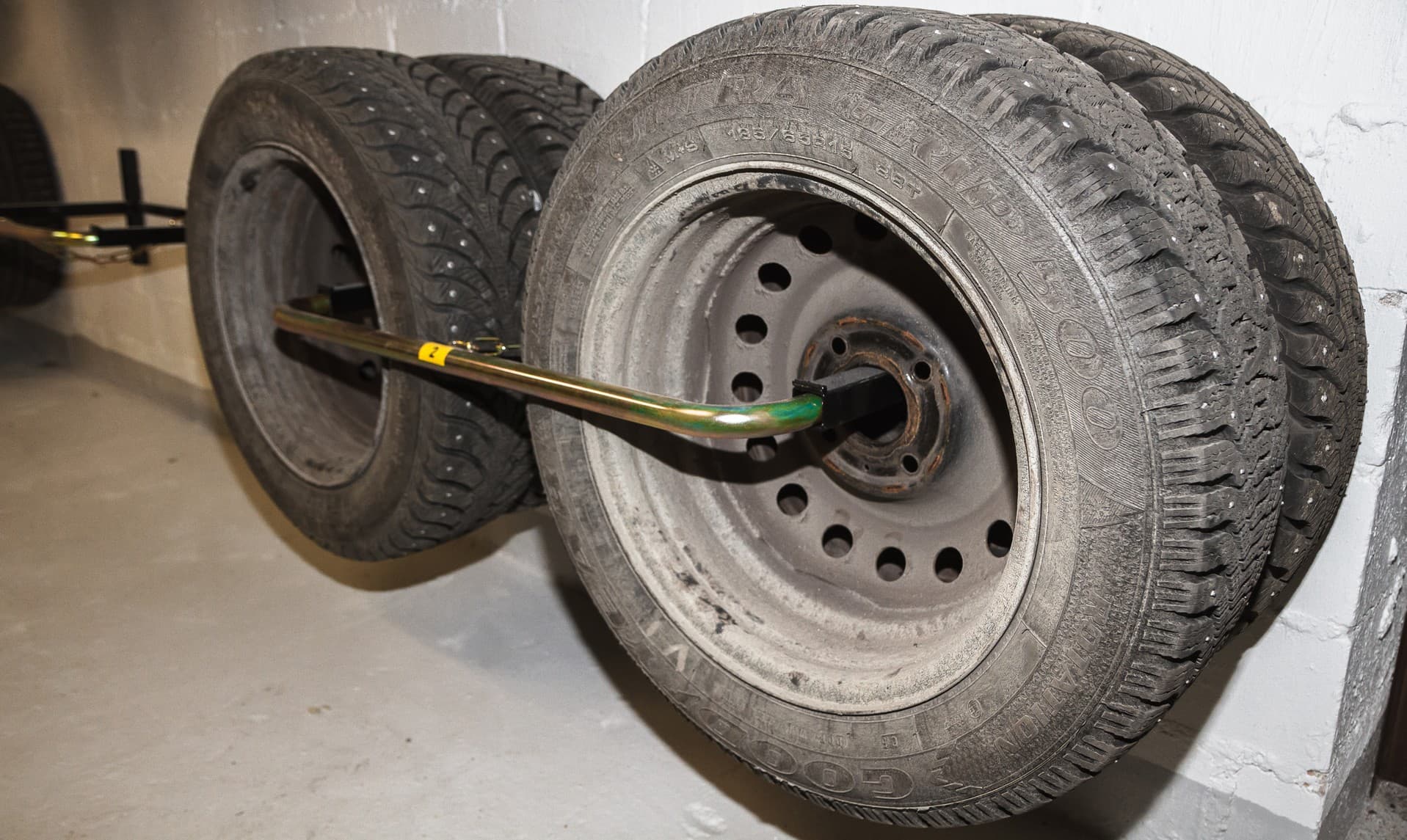 <p data-block-key="ligmq">Seinään kiinnitettävä Ovella® lukittava rengasteline (PST-4) nostaa renkaat irti lattiasta ja vapauttaa varastosta arvokasta tilaa.</p>