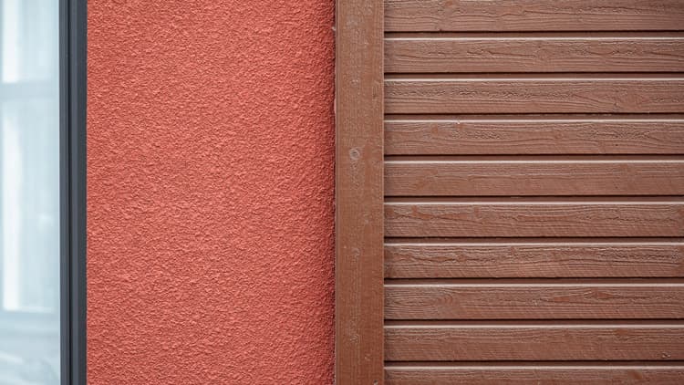 <p data-block-key="ne0i5">Kohteessa 36, Jämerä Leija, on yhdistetty puuta rapattuun pintaan.</p>