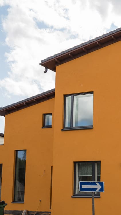 <p data-block-key="1bb7m">Lammi-kivitalo Casa del Limon, kohde 31, hehkuu oranssina.</p>