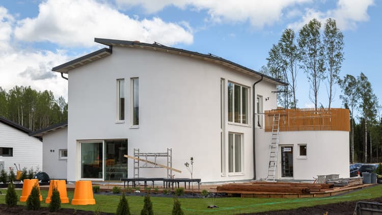 <p data-block-key="0rclx">Raikasta valkoista yhdistettynä kaareviin muotoihin. Kohde 33, Hevi kivitalo Panthera Tigris.</p>