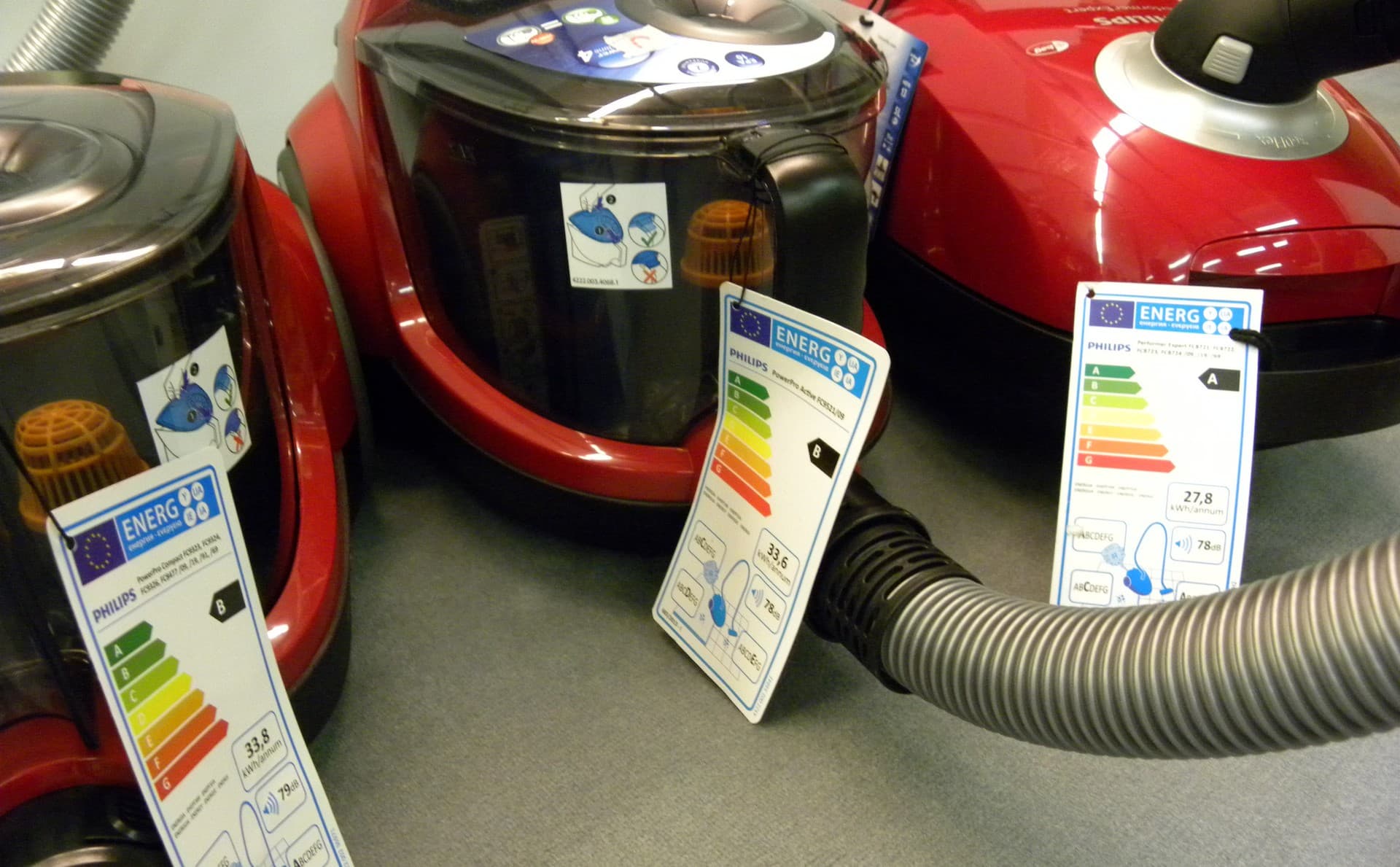 <p data-block-key="z3tmv">Pölynimureiden energiamerkissä ilmoitetaan laitteen vuotuinen energiankulutus ja energialuokka asteikolla A-G. Poistoilman puhtaus ja puhdistuskyky lattialta ja matolta ilmoitetaan myös asteikolla A-G.</p>