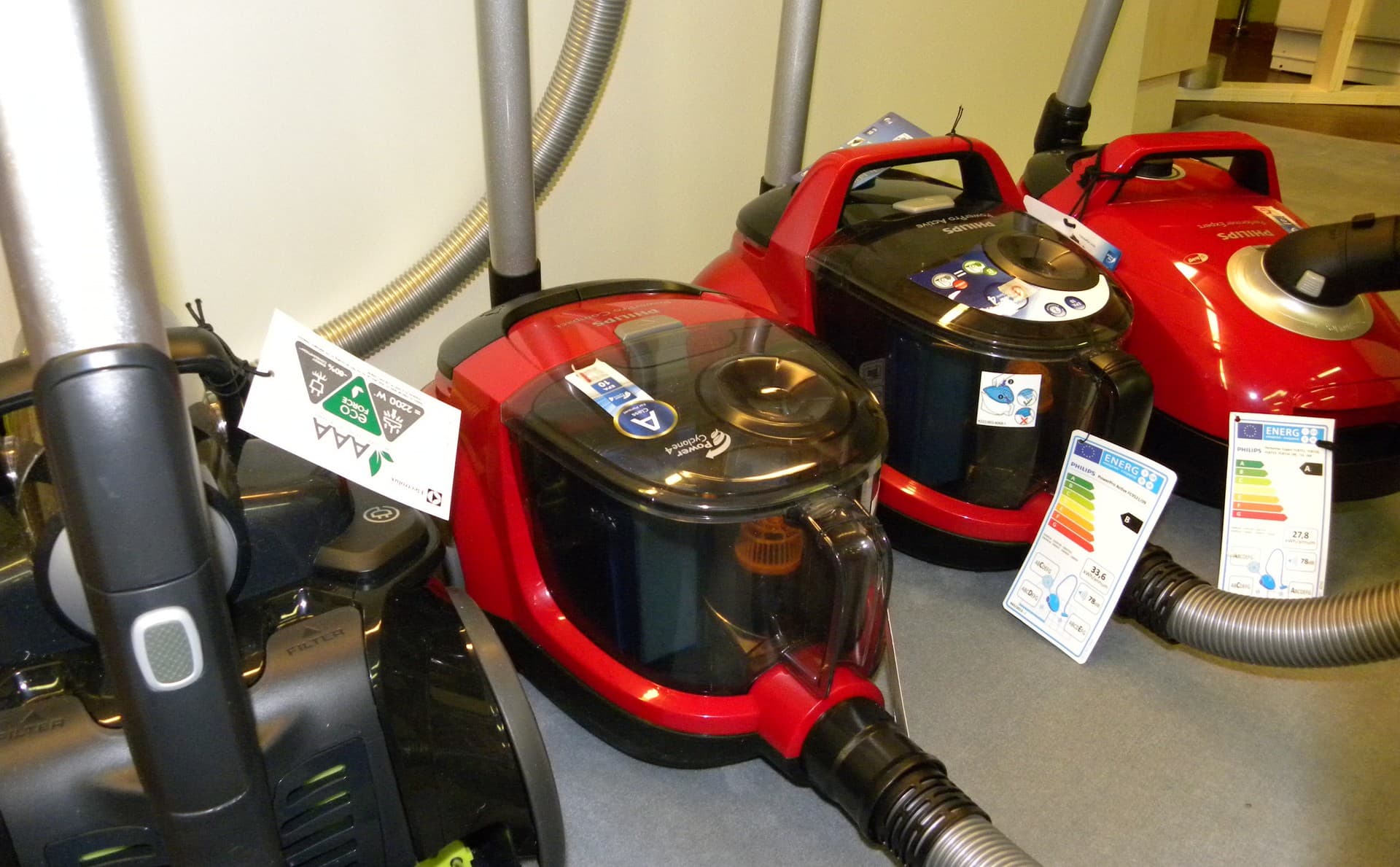 <p data-block-key="m4cpt">Lisäksi merkissä ilmoitetaan laitteen ääni. Energiamerkki helpottaa imureiden vertailua ja sen on oltava selvästi esillä myymälässä olevissa pölynimureissa. Kuvat Tarja Marjomaa.</p>