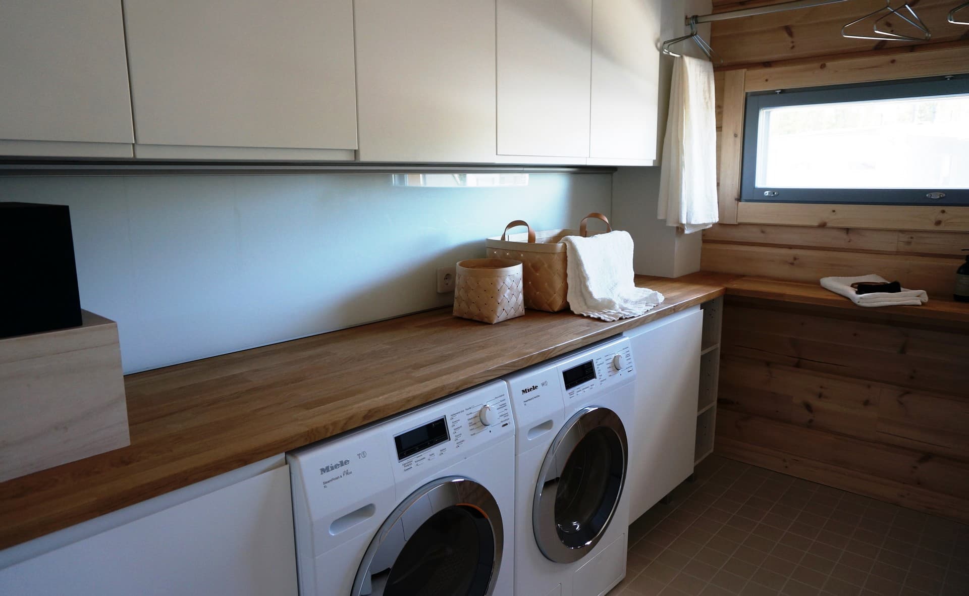 <p data-block-key="52ybf">Kohteen 14 vaatehuoltotila oli avara ja valoisa. Työpöytätasoa oli riittävästi pyykin jälkikäsittelyyn. Ikkunan päälle sijoitettu tanko helpottaa silitystä ja pyykin kuivatusta. Kuva: Heli Mäntylä.</p>