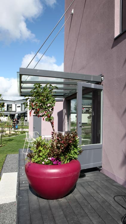 <p data-block-key="6suyu">Ihanan värikäs ruukku piristää pientäkin puutarhaa. Urban Villa 1, kohde 35.</p>