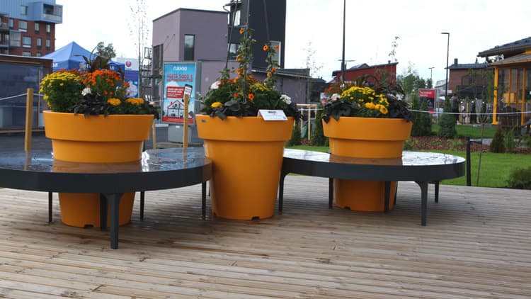 <p data-block-key="3metn">Kohteessa 33, Hevi kivitalo Panthera Tigris, on yhdistetty näyttävät ruukut ja penkki.</p>