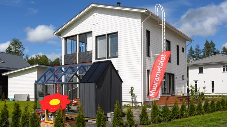 <p data-block-key="8tz44">Kohde 29, Muurametalojen Villa Chilin pihalta löytyy kattokruunulla varustettu kasvihuone.</p>