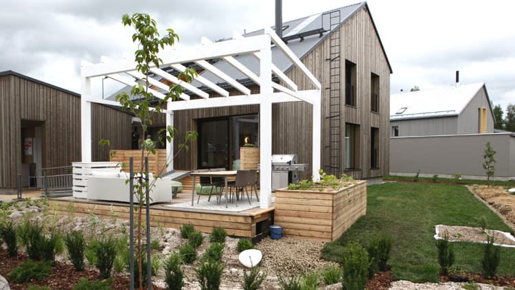 <p data-block-key="i6gbc">Kohteen 18, Honka Savukvartsi, terassilla on tilaa kolmelle sukupolvelle.</p>