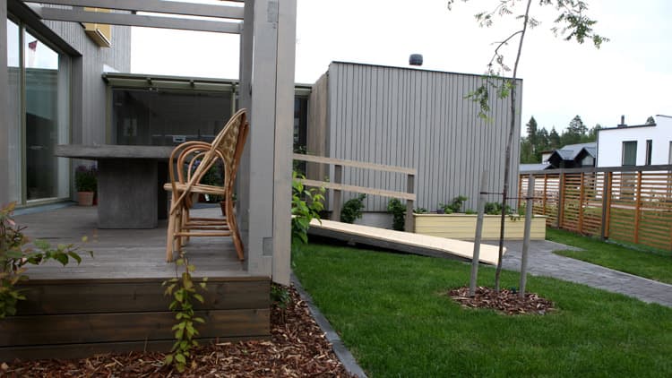 <p data-block-key="t8zal">Vivola, kohde 19, piha ja terassi on suojaisa.</p>