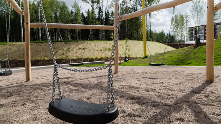 <p data-block-key="vbx1m">Keinut on asetettu hauskasti ympyrän muotoon.</p>