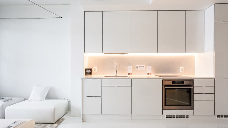 <p data-block-key="23s46">Kohteen 3, PuuMera Aisti, keittiö on kokovalkoinen.</p>