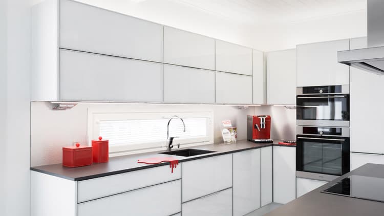 <p data-block-key="kppgi">Viittauksia 1950-luvulle tuo kohteen 15, Deko 192 keittiö. Kurkista esimerkiksi keittiön lattialle.</p>