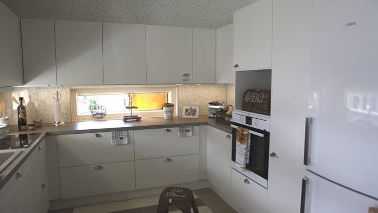 <p data-block-key="gpkmr">Rauhallista värimaailmaa löytyy myös kohteen 41, Tiilerikoti, keittiöstä.</p>