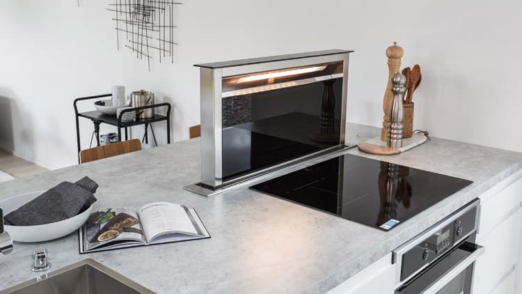 <p data-block-key="xgsgf">Ei enää ripustuksia kattoon. Liesituulettimen voi asentaa vaikka työtasoon. Tämä liesituuletin löytyy kohteesta 13, Designer 167.</p>