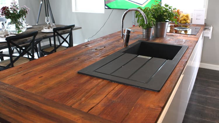 <p data-block-key="f4vd8">Työtason pinta on mielenkiintoisen elävä. Käy kurkkaamassa työtason pinta ja lemmikkien ruokakuppien paikka kohteessa 28, Passiivikivitalojen Kosteusturvatalo.</p>