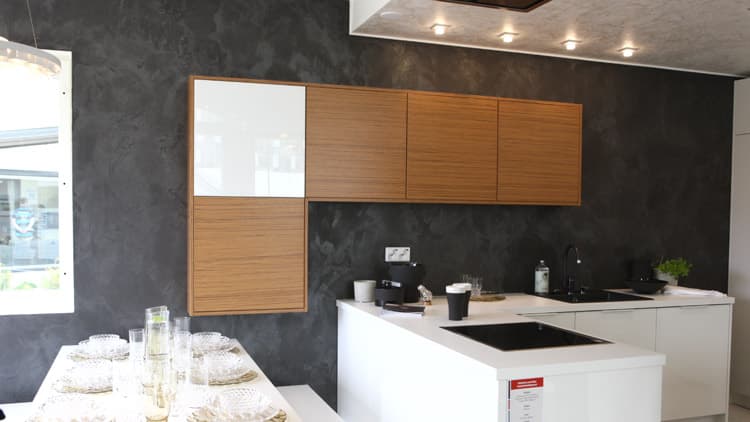 <p data-block-key="ydf5a">Kohteen 33, Hevi kivitalo Panthera Tigris, keittiön yläkaapisto erottuu taustastaan.</p>