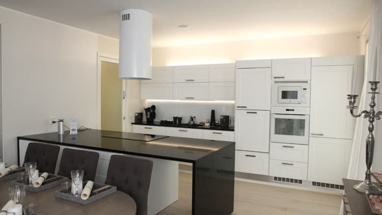 <p data-block-key="cmkzu">Erota Keittiö saarekkeen avulla. Tässä keittiössä myös valaistukseen on kiinnitetty huomiota. Ainoakoti Feeniks, kohde 23.</p>