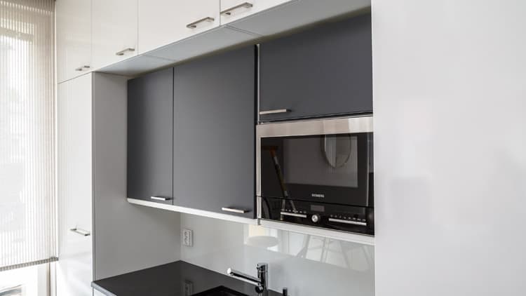 <p data-block-key="nngvq">Yläkaapistot saa tarvittaessa laskeutumaan alemmas erillisen laskumekanismin ansiosta. Kohde 19, Vivola.</p>