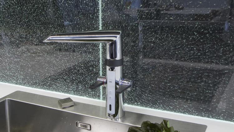 <p data-block-key="7pxr5">Välitilaan voi valita vaikka sirulasin, kuten kohteessa 17, Villa Beauty.</p>