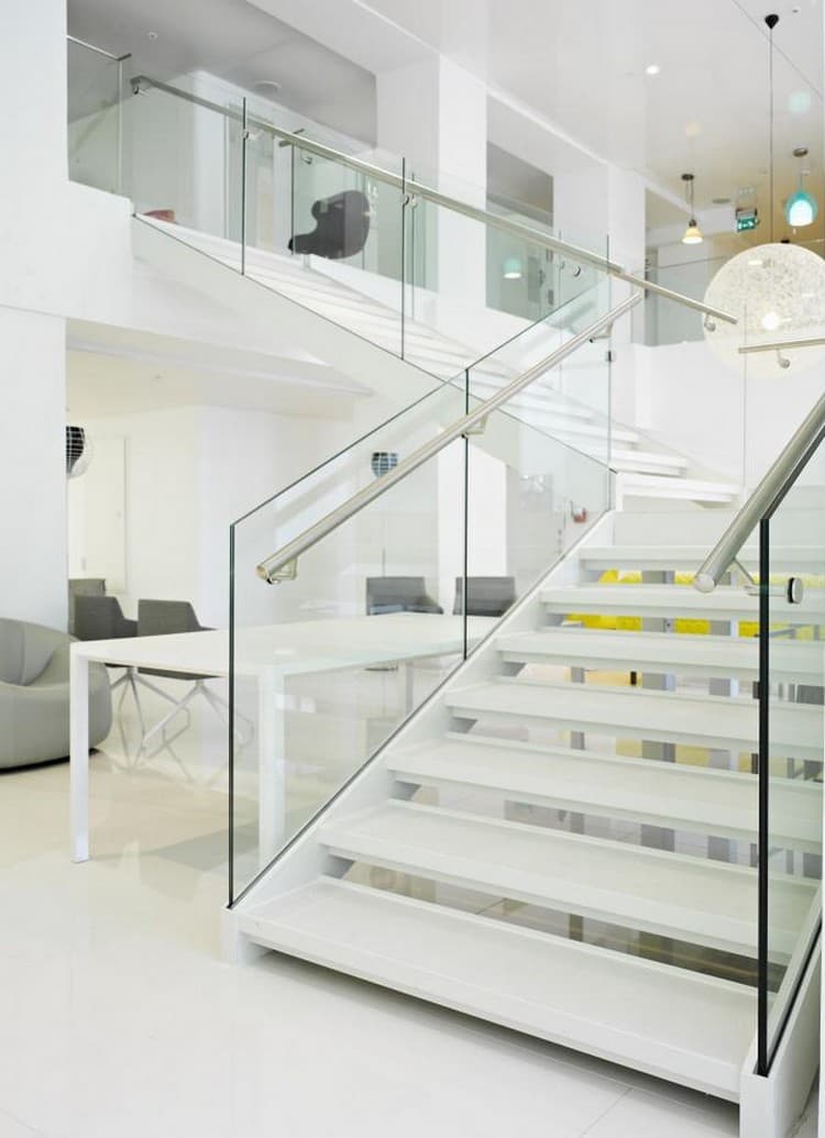 <p data-block-key="pxvx9">Lasikaide ei tarvitse pystytolppia, on turvallinen ja helppo asentaa.</p>