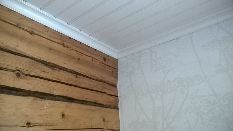 Kohteeseen asennettu katto- ja peitelistaa