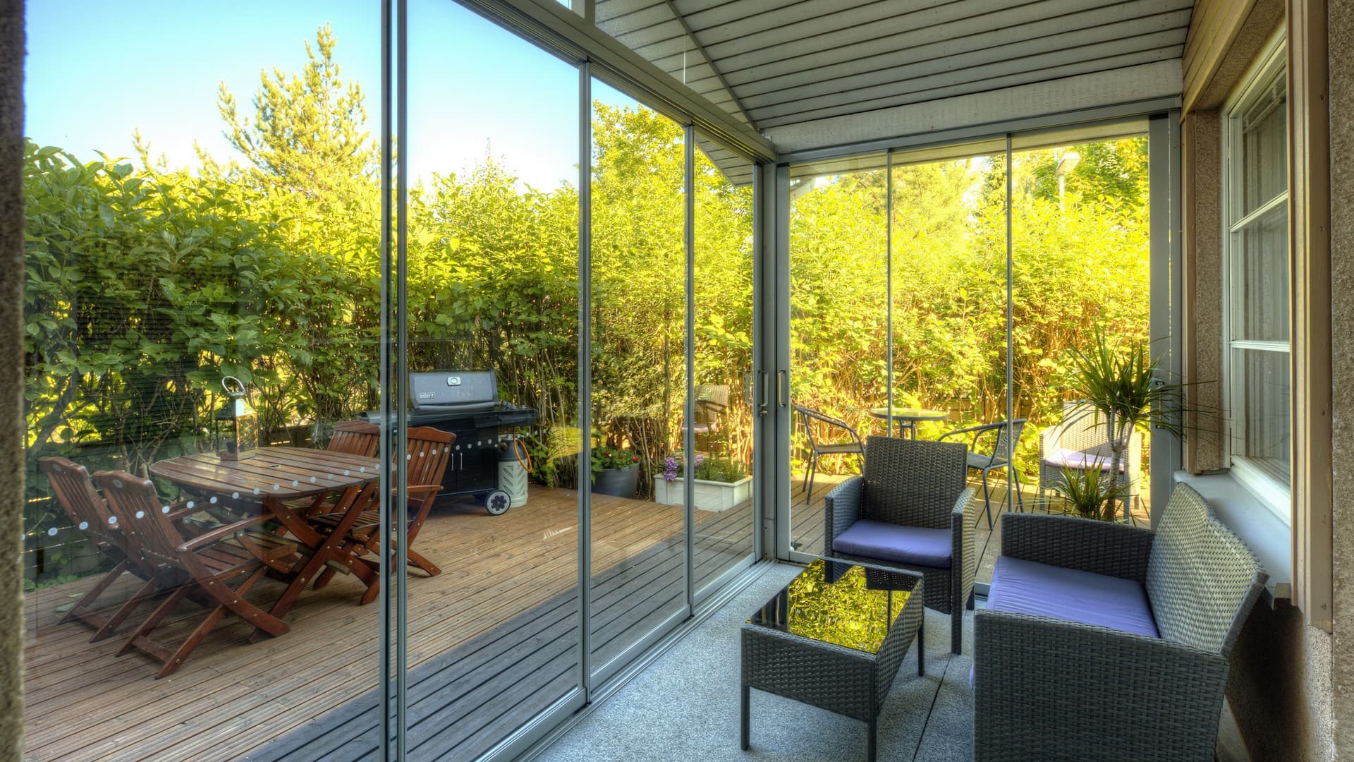 Suojaa terassi syksyn viimoilta ja nauti illoista lasitetulla terassilla