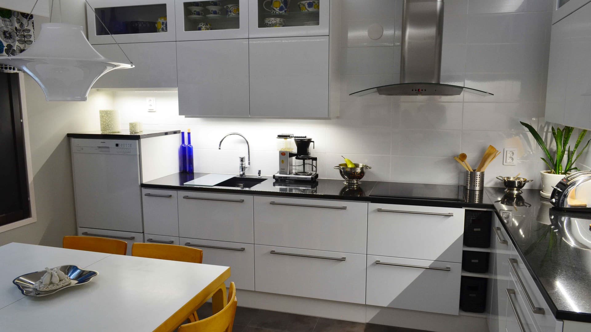 <p data-block-key="q1xc3">Uudenlaisella ryhmittelyllä, tummilla kivitasoilla ja lasiovellisilla yläkaapeilla saatiin ilmettä. Leveät laatikostot kätkevät runsaasi säilytystilaa ja laatikon sisälön näkee kerralla ja tavarat saa nopeasti esiin. Astiapesukone on sijoitettu ergonomisesti hyvälle korkeudelle.</p>