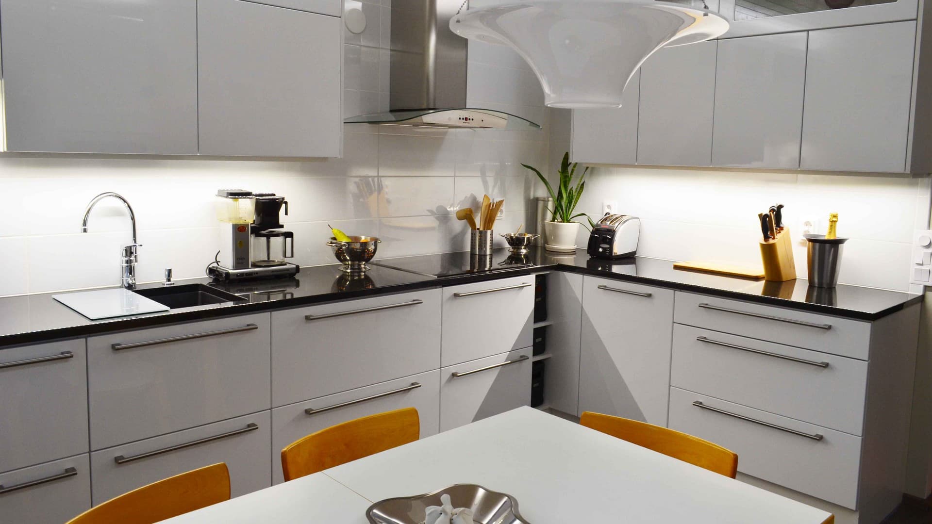 <p data-block-key="6wdkn">Seinäkaapit ja lasiset yläkaapit ovat vedikkeettömiä ja toimivat pomppusalvoilla. Alakaappeissa sen sijaan on pitkä vetimet. Keittiössä näkee ja on turvallista toimia; led-valot on sijoitetu sekä kaappien alle että päälle.</p>