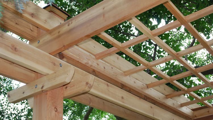 Luo tunnelmallinen oleskelutila puutarhaan - rakenna oma pergola