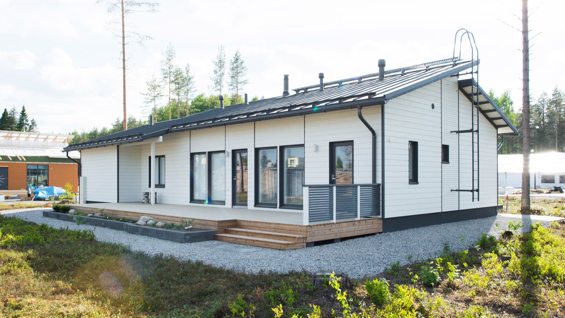 <p data-block-key="oaqvc">Noin 98 asuinneliötä, 29 neliön autotalli ja lähellä oleva luonto riittävät hyvin Kimarien tarpeisiin.</p>