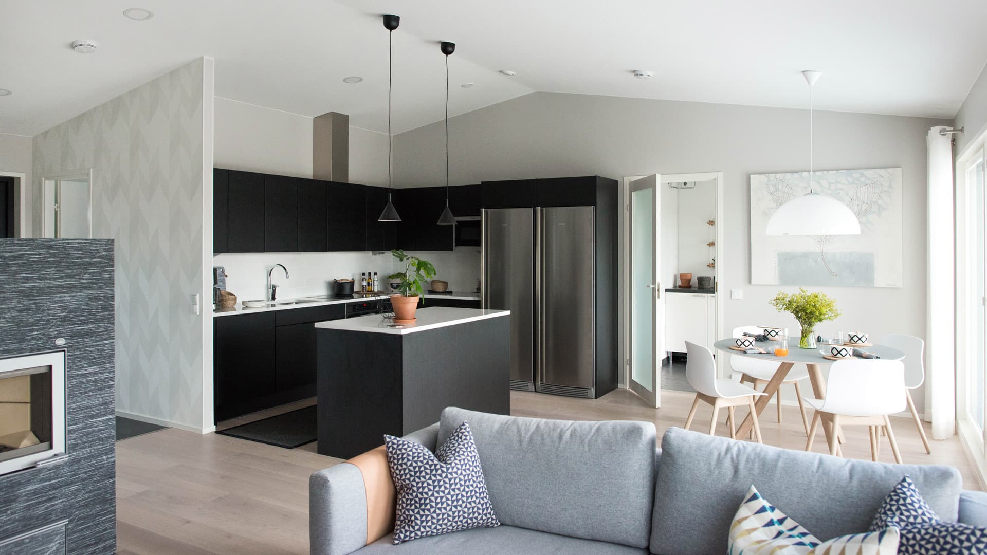 <p data-block-key="rkucl">Keittiöstä ja olohuoneesta suunniteltiin tarkoituksella yhtenäinen tila.</p>