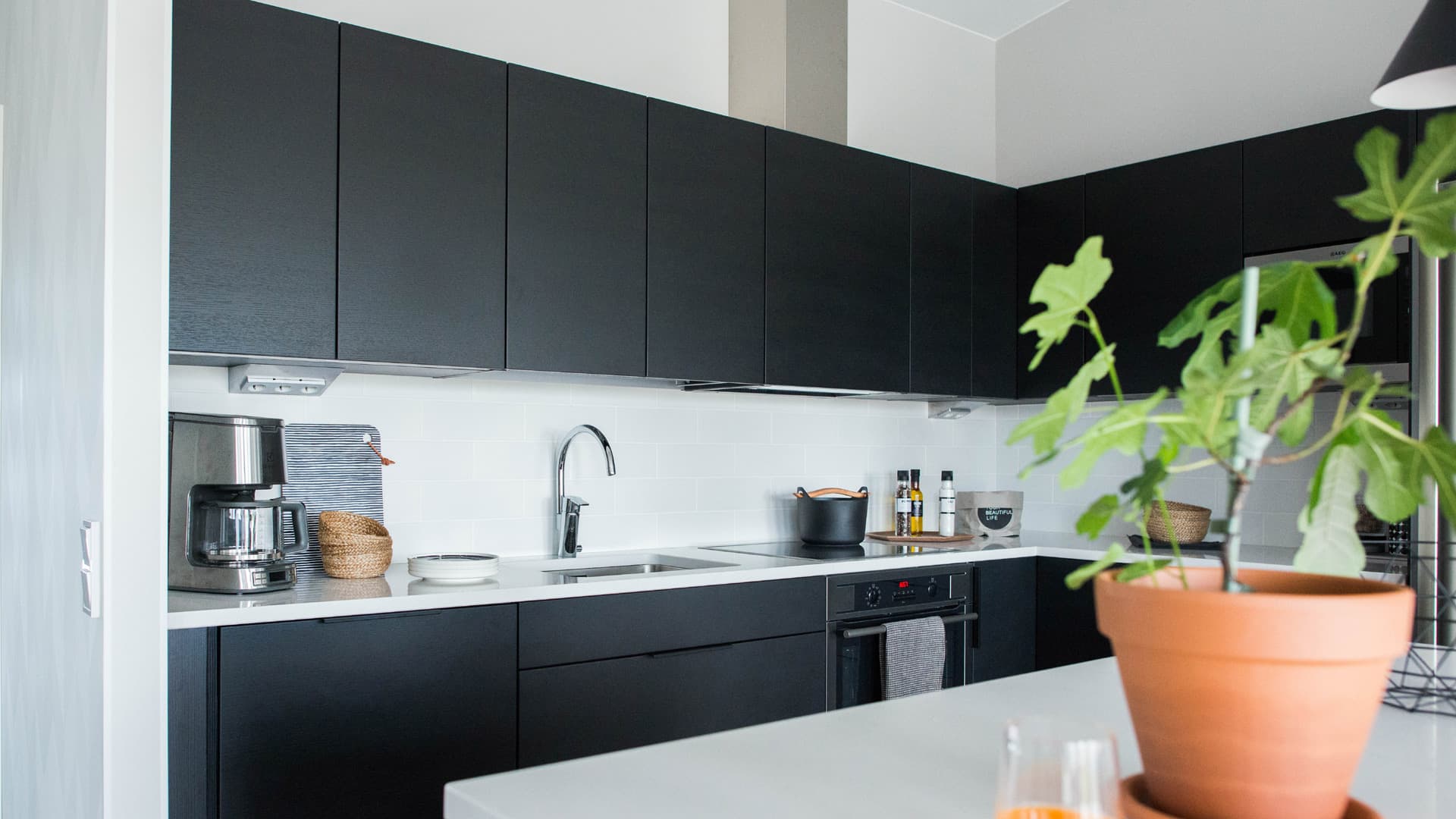 <p data-block-key="ev9by">Kiintokalusteet ja keittiö on valittu Puustellin valikoimasta.</p>