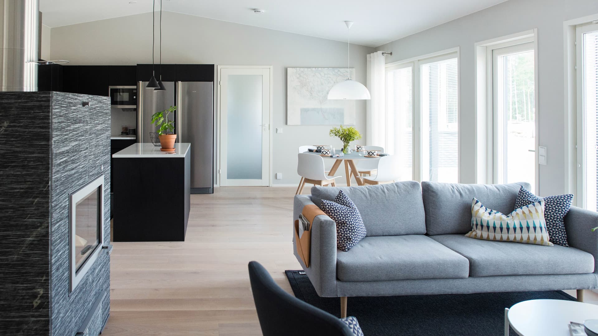 <p data-block-key="289y7">Tulikiven vuolukivitakka luo tunnelmaa keittiön ja olohuoneen yhtenäiseen tilaan.</p>