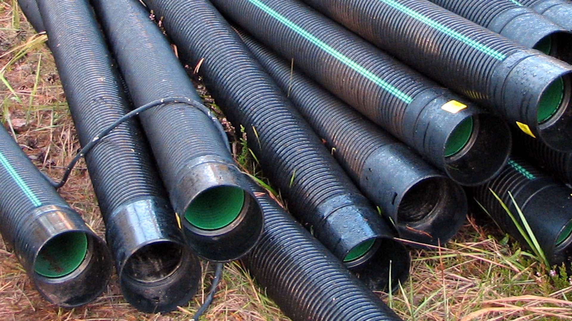 <p data-block-key="i6dqi">Erotathan putket? Salaojaputkissa on neljä reikäriviä ja sadevesiputki taas on umpinainen ja sisältä sileä vihreä pinta.</p>