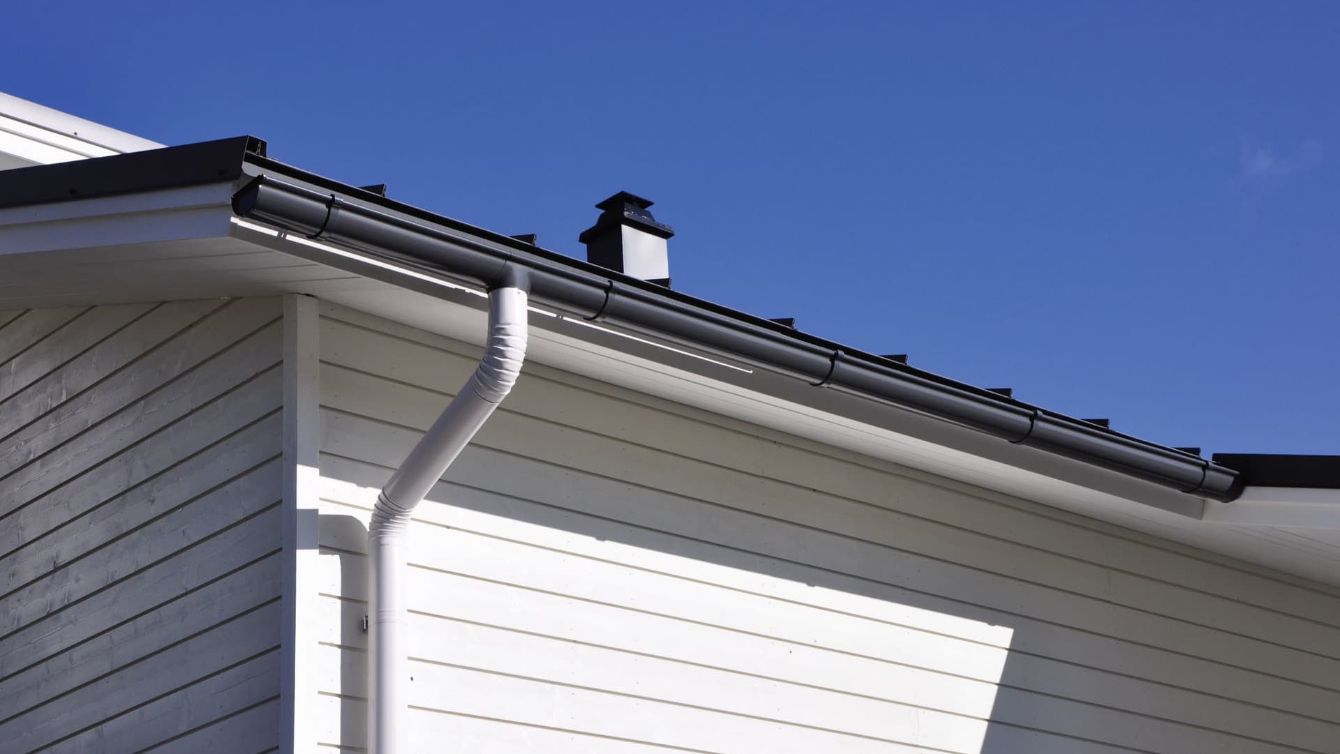 Sadevesi hallitusti pois katolta