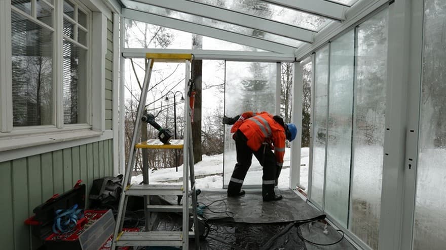 <p data-block-key="u1nmr">Terassilasien talviasennus käynnissä.</p>