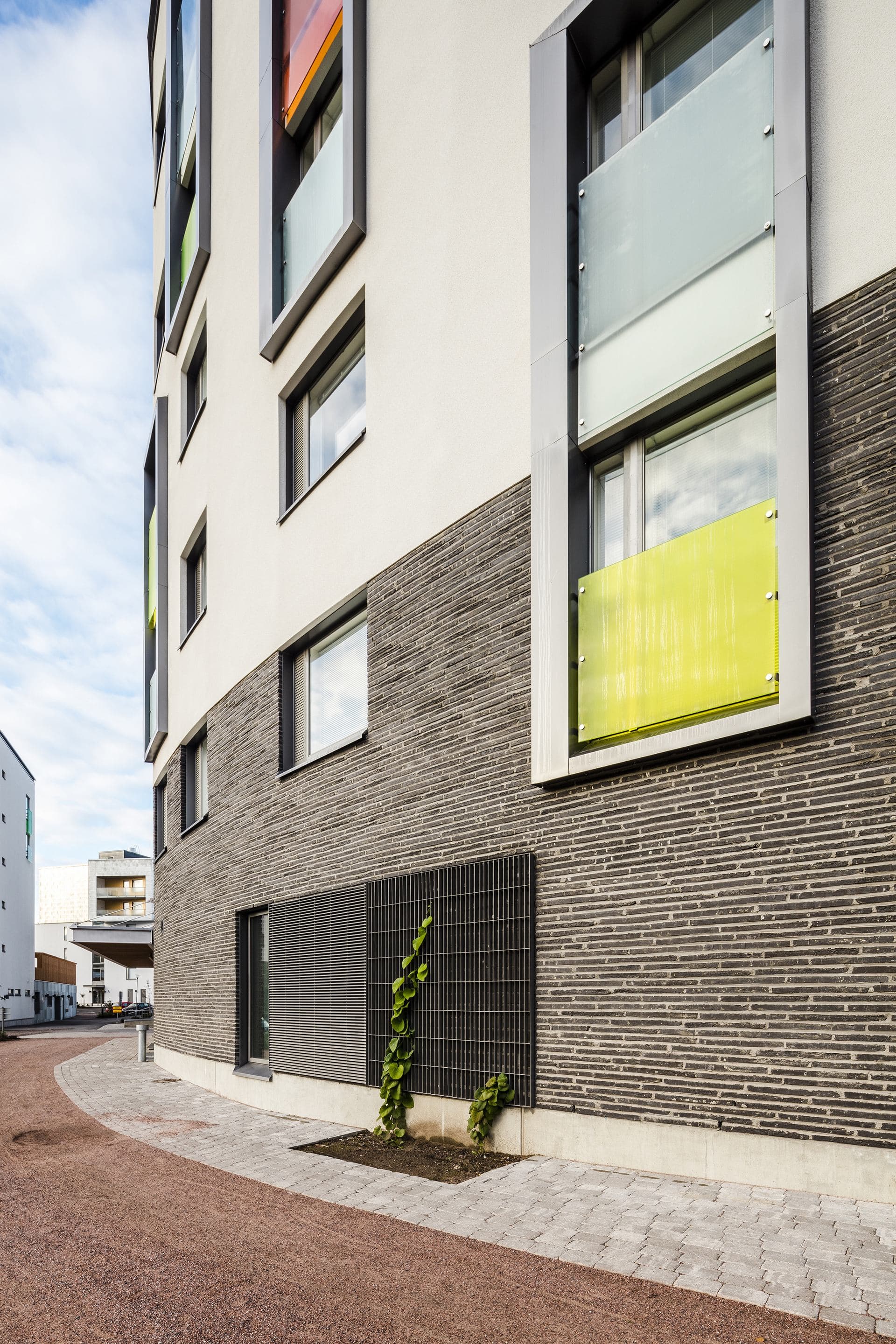 <p data-block-key="t3duu">Rakennuksen maantasokerroksen näyttävä julkisivu on muurattu Wienerbergerin pitkistä käsin lyödyistä Wasserstrich-tiilistä.</p>