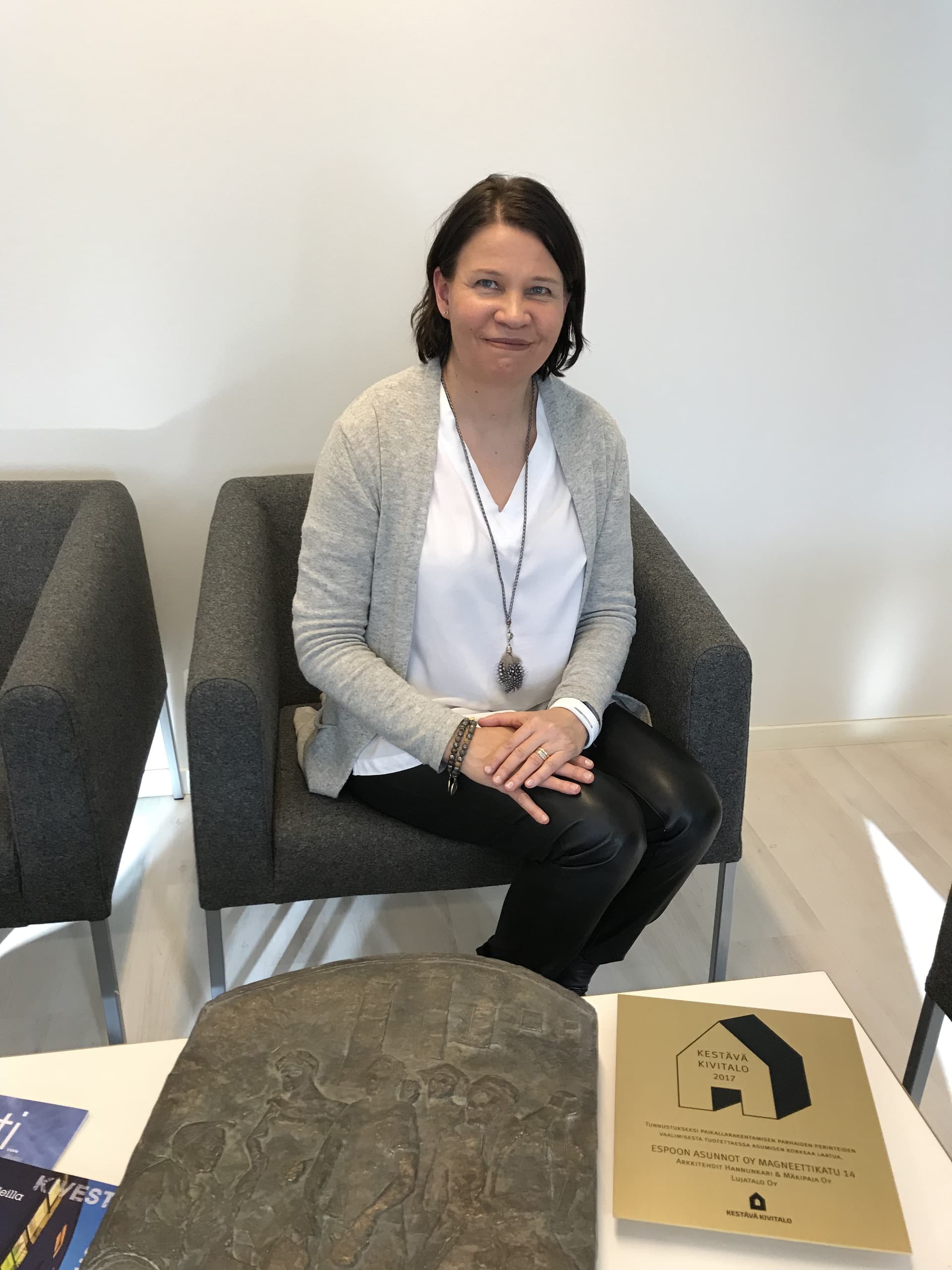 <p data-block-key="t478u">Espoon Asunnot Oy:n rakennuttamisjohtaja Pirjo Räihä esittelee ylpeänä hienoa palkintokokoelmaa, jonka heidän rakennuttamansa Magneettikatu 14 on saanut näyttävästä arkkitehtuuristaan sekä kohtuuhintaisesta ja elinkaarikestävästä toteutuksestaan.</p>