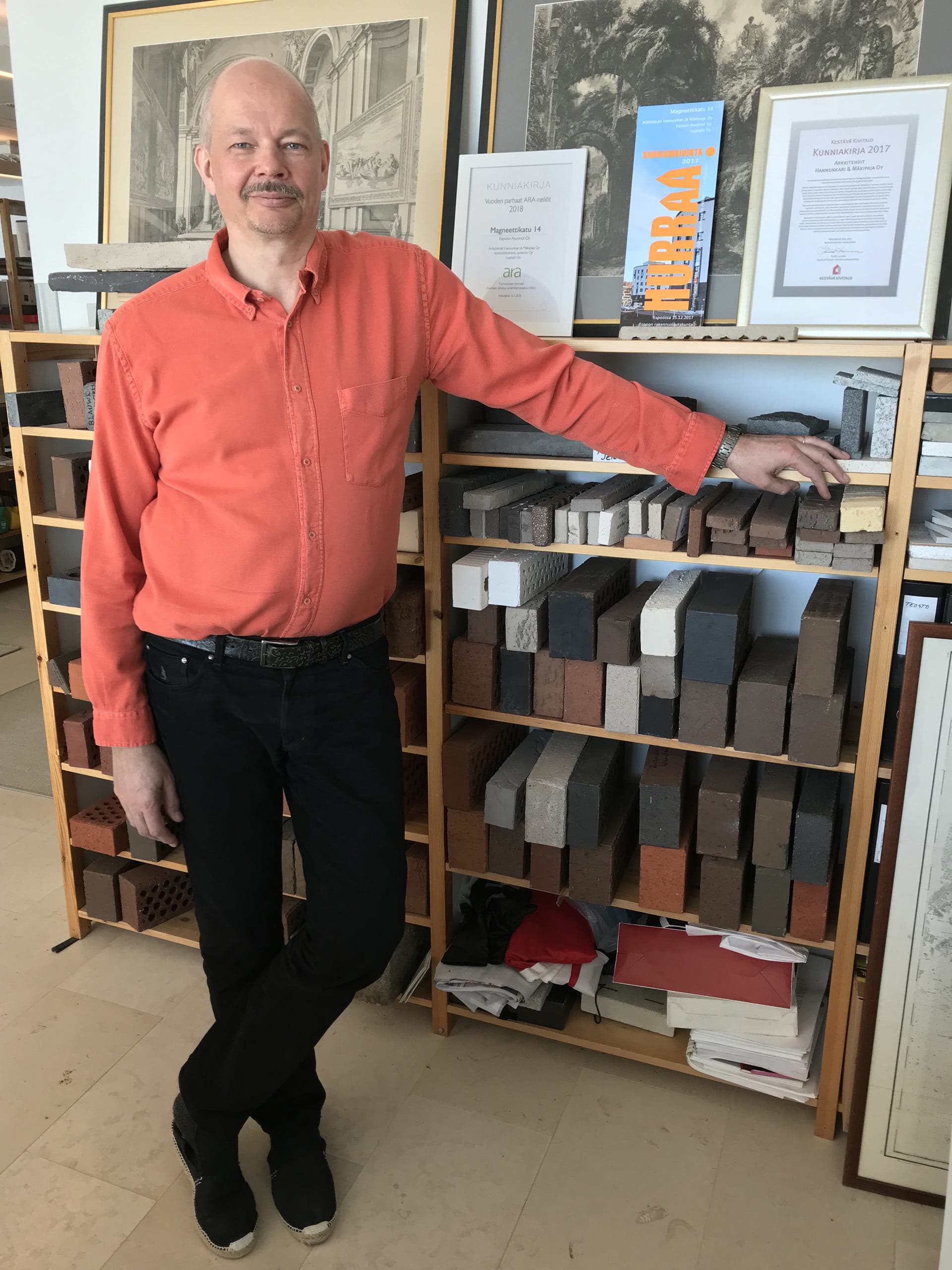 <p data-block-key="cc0m8">Magneettikatu 14. pääsuunnittelija Veikko Mäkipaja Arkkitehdit Hannunkari &amp; Mäkipaja Oy:stä käyttää hyvin usein tiiltä julkisivumateriaalina, koska se on kestävä ja ajaton rakennusmateriaali, joka taipuu helposti myös muotoon, josta myös Magneettikatu 14 on hyvä esimerkki.</p>