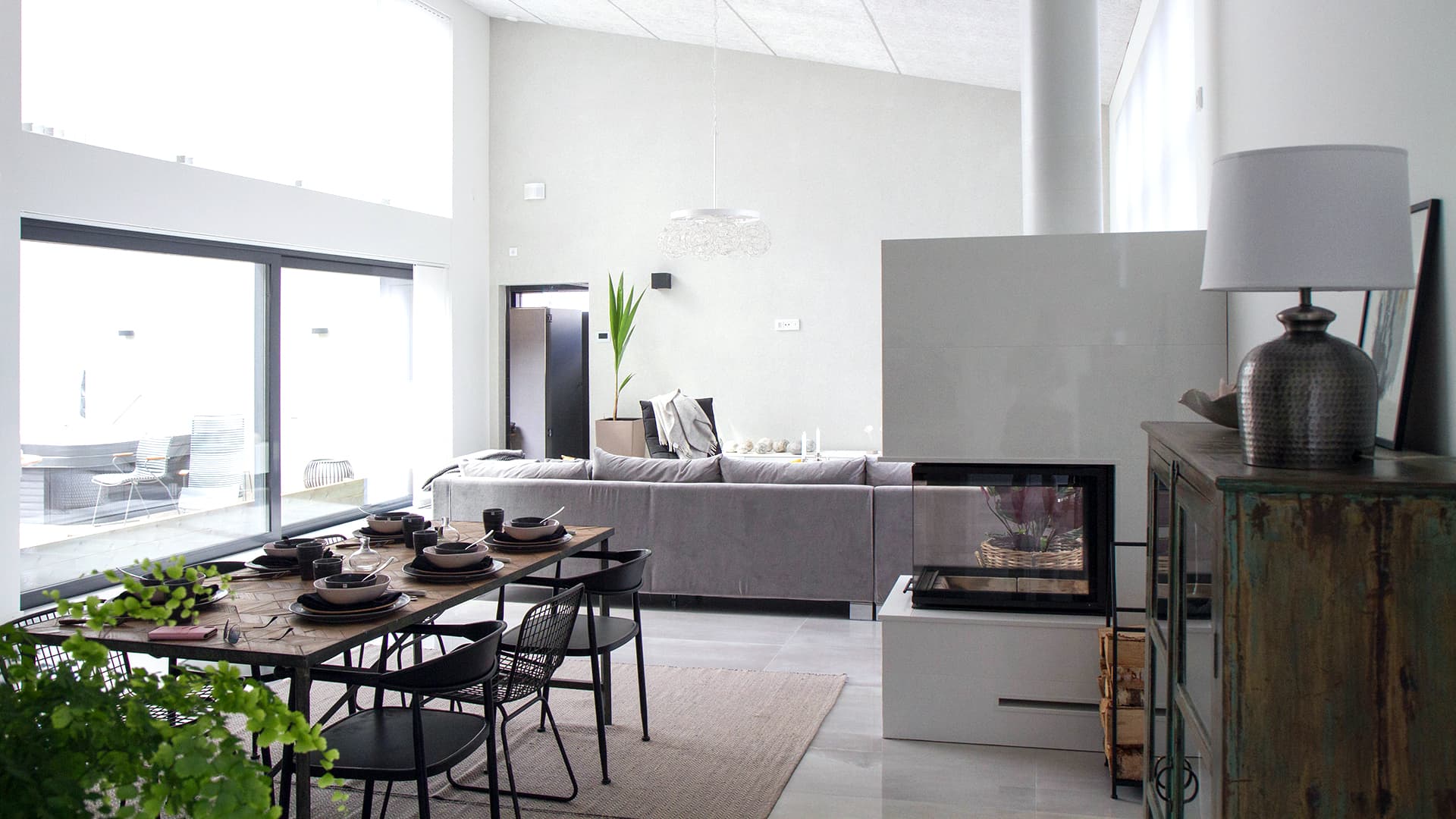 Höyrysauna ja led-katto kruunaavat avaran ja valoisan kodin